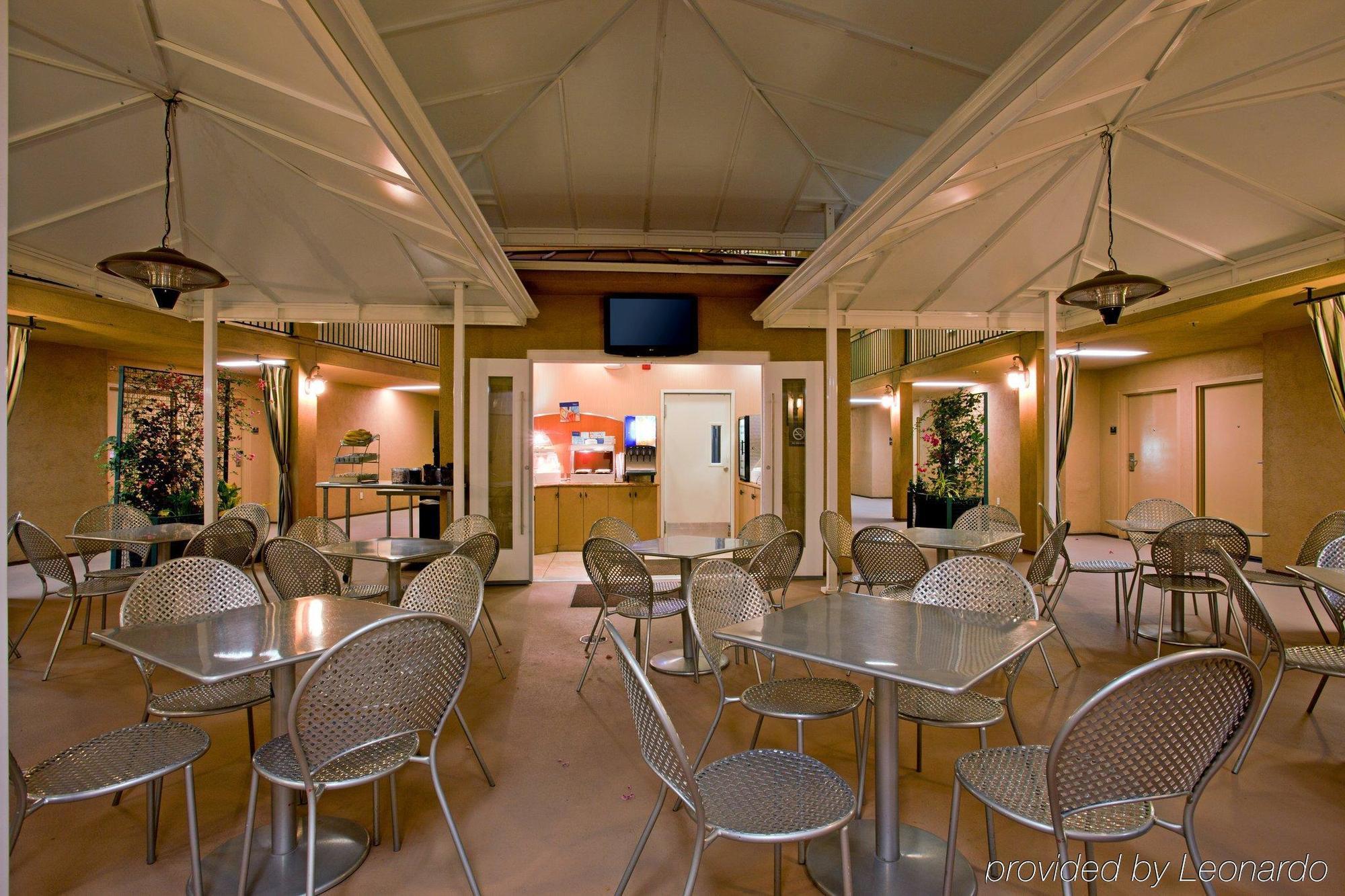 Holiday Inn Express West Los Angeles By Ihg Ресторан фото